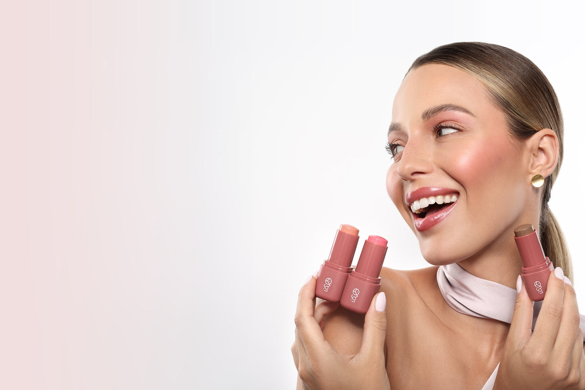 Nowe odcienie kremowych sticków Lovro: modelka z Blush Stick i Bronzer Stick